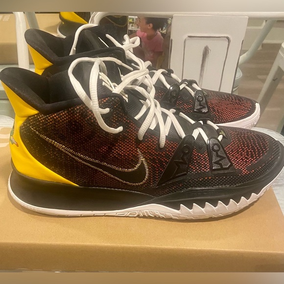 kyrie 4 raygun